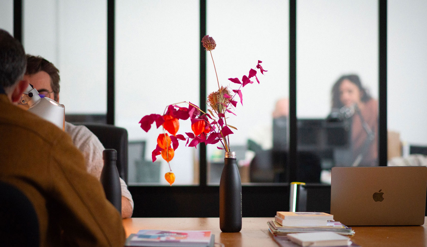 Équipe bearideas en réunion créative